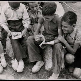 
Niños leyendo durante la guerra civil. Biblioteca Nacional de España, CC BY-NC-SA