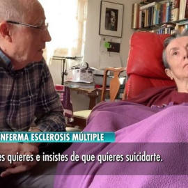 Ángel Hernández, con su mujer, María José Carrasco, a la que ha ayudado a morir. TELECINCO