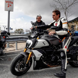 El presidente de Ciudadanos, Albert Rivera, en un acto electoral con motoristas en el mirador de Ángel Nieto, cerca del puerto de la Cruz Verde de Madrid. EFE/Emilio Naranjo