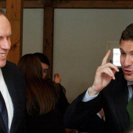 El presidente del PP, Pablo Casado, con Daniel Lacalle en un acto electoral en Vitoria. EFE/David Aguilar