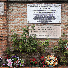 Monumento a las Trece Rosas en el cementerio de La Almudena de Madrid. WIKIPEDIA