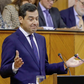 El candidato del PP a presidir la Junta, Juanma Moreno, durante su discurso de investidura en el Parlamento andaluz . EFE/Julio Muñoz
