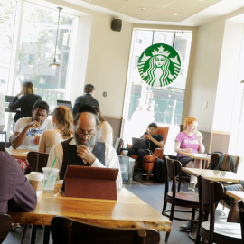 Una cafetería de la cadena Starbucks en Nueva York. REUTERS/Lucas Jackson