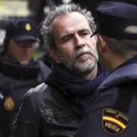 Willy Toledo, frente a agentes de la Policía Nacional. EFE