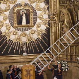Miembros del Cuerpo de Bomberos de Madrid descuelgan la imagen de su patrona, la Virgen de la Paloma. Foto: Ayuntamiento de Madrid