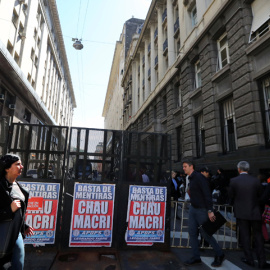 Pancartas contra el gobierno de Mauricio Macri en el exterior del Ministerio de Economía argentino, en Buenos  Aires. REUTERS/Marcos Brindicci