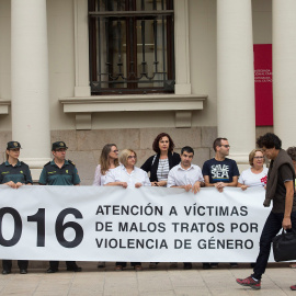 Imagen de la concentración ante la subdelegación del Gobierno en Castellón, en repulsa por el asesinato de las pequeñas Nerea y Martina a manos de su padre. EFE/ Domenech Castelló