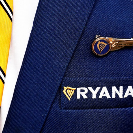 El logo de la aerolínea Ryanair, en el uniforme de un tripulante de cabina. REUTERS/Francois Lenoir