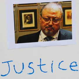 Un periodista inonesio sujeta una pancarta con la imagen del periodista árabe Jamal Khashoggi, en una protesta en frente de la embajada de Arabia Saudí en Yakarta. REUTERS/Beawiharta