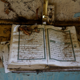 Un ejemplar del Corán en una mezquita abandonada en la ciudad de Malakal, en Sudan. REUTERS/Baz Ratner