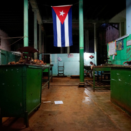 Una bandera cubana en una 'bodega' en La Habana. REUTERS/Alexandre Meneghini