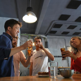 El cabeza de lista de Más Madrid en la Comunidad de Madrid Íñigo Errejón (i), junto a otros candidatos y candidatas durante la visita a la fábrica de cerveza artesanal Pantanel.  EFE/Fernando Villar