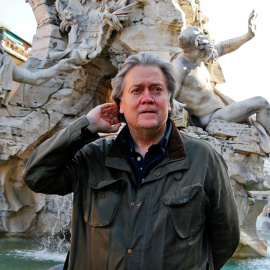 Steve Bannon , ex asesor de Donald Trump, posa en la Piazza Navona de Roma. REUTERS/Tony Gentile