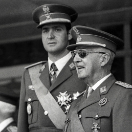El dictador Francisco Franco con el entonces príncipe Juan Carlos, en el Desfile de la Victoria, en Madrid, en junio de 1971. AFP