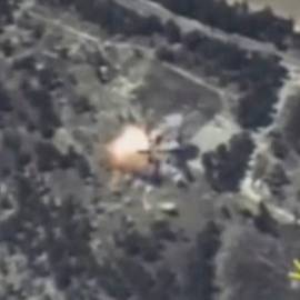 Imagen del Ministerio de Defensa ruso de un misil alcanzando un objetivo en la provincia siria de Idlib. REUTERS