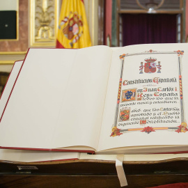Ejemplar de la Constitución española de 1978 que se exhibe en el Congreso de los Diputados. 