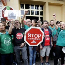 Un grupo de activistas de la PAH de Valencia. EFE