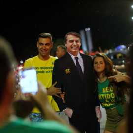 Seguidores del ultraderechista Jair Bolsonaro se fotografían con una efigie del presidente electo de Brasil, en Brasilia. REUTERS/Adriano Machado