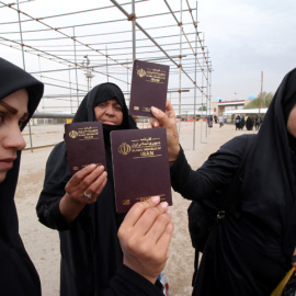 Mujeres iraníes muestran sus pasaportes en el cruce fronterizo de Shalamcha. REUTERS / Essam al-Sudani