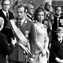 El rey Juan Carlos jura las Leyes Fundamentales del Reino en el acto de proclamación como rey, en 1975. EFE