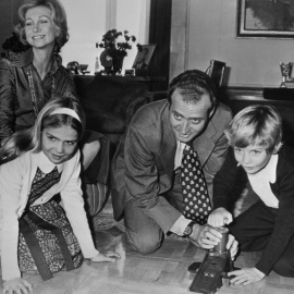 Una foto de enero de 1976 de los entonces reyes Juan Carlos y Sofía con el príncipe Felipe y la infanta Helena, en el Palacio de la Zarzuela. AFP