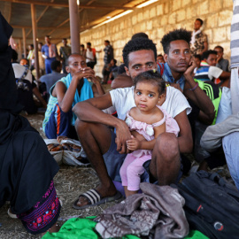 Migrantes reubicados en centros de detención administrados por el Gobierno libio, después de quedar atrapados por los enfrentamientos entre grupos rivales, en Trípoli. REUTERS/Hani Amara