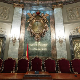 Vista del lugar que ocupará la presidencia en la Sala Penal del Tribunal Supremo donde tendrá lugar el juicio del procés. EFE/Angel Díaz