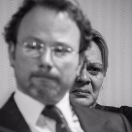 En segundo plano, Alika Kinan, víctima de trata, mientras se lee su acusación en el juicio. MICAELA CANTERO