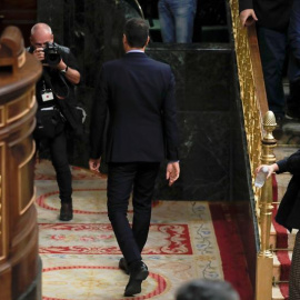 El presidente de Gobierno, Pedro Sánchez, abandona el Congreso tras el rechaza de los Presupuestos del Estado de 2019 propuestos por el Ejecutivo socialista. EFE/Chema Moya