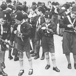 Imagen tomada en: https://esseresinistra.wordpress.com/2015/01/27/la-costruzione-del-consenso-il-fascismo-i-giovani-la-famiglia/. 