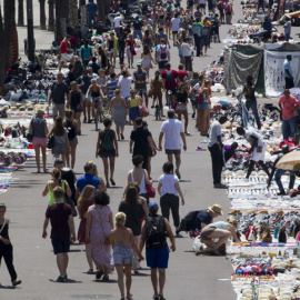  Manteros en el paseo Joan de Borbó de Barcelona. EFE