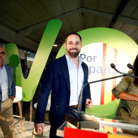El líder de Vox, Santiago Abascal (c), junto a los candidatos de Vox al Parlamento Europeo, Jorge Buxadé (i); y a la Comunidad de Madrid, Rocío Monasterio (d), antes de intervenir en el acto previo al inicio de campaña de la formación, en Paracuellos