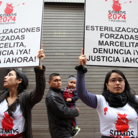 Un grupo de activistas de organizaciones sociales y de derechos humanos se manifiestan, en Lima. EFE