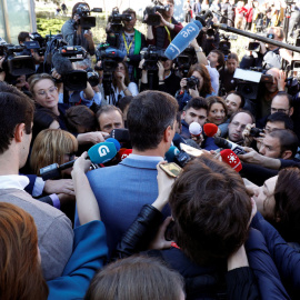 Pedro Sánchez, rodeado de periodistas, tras votar en las elecciones del 28-A. REUTERS/Rafael Marchante