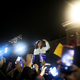La expresidenta de Argentina, Cristina Fernández de Kirchner, saluda a sus partidarios tras la presentación de su libro "Sinceramente", en la feria del libro de Buenos Aires. REUTERS / Agustin Marcarian