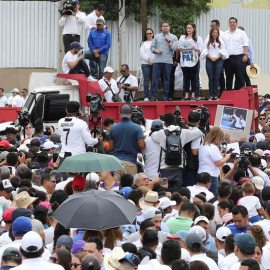 El presidente de Honduras, Juan Orlando Hernández, habla ante cientos de sus simpatizantes este sábado, durante la denominada "Marcha por la Paz", en Tegucigalpa (Honduras).. EFE/ Gustavo Amador