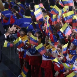 Nicolás Maduro saluda a un grupo de niños a su llegada a su ceremonia de investidura para un segundo período de gobierno. - EFE