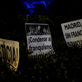 Pancartas de una manifestación contra el entierro del dictador Francisco Franco en la Catedral de la Almudena. REUTERS/Juan Medina