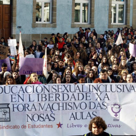 Manifestación en Ferrol del sindicato de estudiantes, durante la jornada de huelga contra el machismo en las aulas. EFE/Kiko Delgado