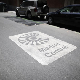 Una señal de Madrid Central en la acera que indica la entrada a la zona. E.P./Eduardo Parra 