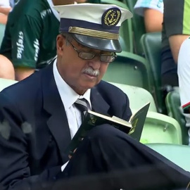 Un hombre de 67 años lee una obra sobre Marx en el partido Palmeiras-Flamengo