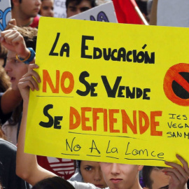 Varios jóvenes con carteles durante una manifestación contra los recortes y la Lomce. EFE