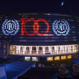 Proyección sobre la sede del la OIT de la identidad visual con la que el organismo internacional celebra su centenario