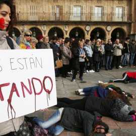 Concentración en la Plaza Mayor de Salamanca en protesta por una de las mujeres asesinadas en un caso de violencia machista. EFE/J.M.García