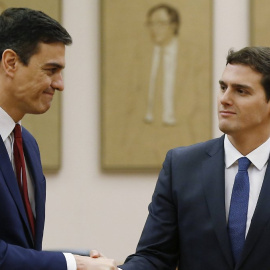Pedro Sánchez y Albert Rivera se estrechan la mano tras la firma del acuerdo de investidura de 2015. EFE/Chema Moya
