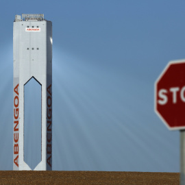 Torre de la planta solar de Abengoa en la localidad sevillana de  Sanlucar la Mayor. REUTERS/Marcelo del Pozo