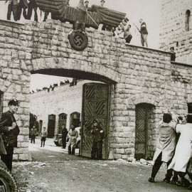 Derribo del símbolo nazi en el campo de Mauthausen, tras su liberación