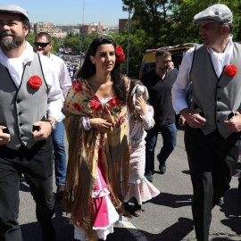 La candidata de Vox a la Comunidad de Madrid, Rocio Monasterio, acompañada de su esposo y portavoz parlamentario de Vox, Iván Espinosa de los Monterios, y el candidato de Vox a la alcaldía de Madrid, Javier Ortega Smith, en la Fiesta de San Isidro. EFE