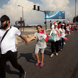 Manifestantes forman una cadena humana en una nueva jornada de protestas contra el Gobierno en Beirut. REUTERS/Alkis Konstantinidis