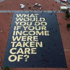Un cartel en una cárcel de Ginebra (Suiza) a favor de  la renta básica universal. REUTERS